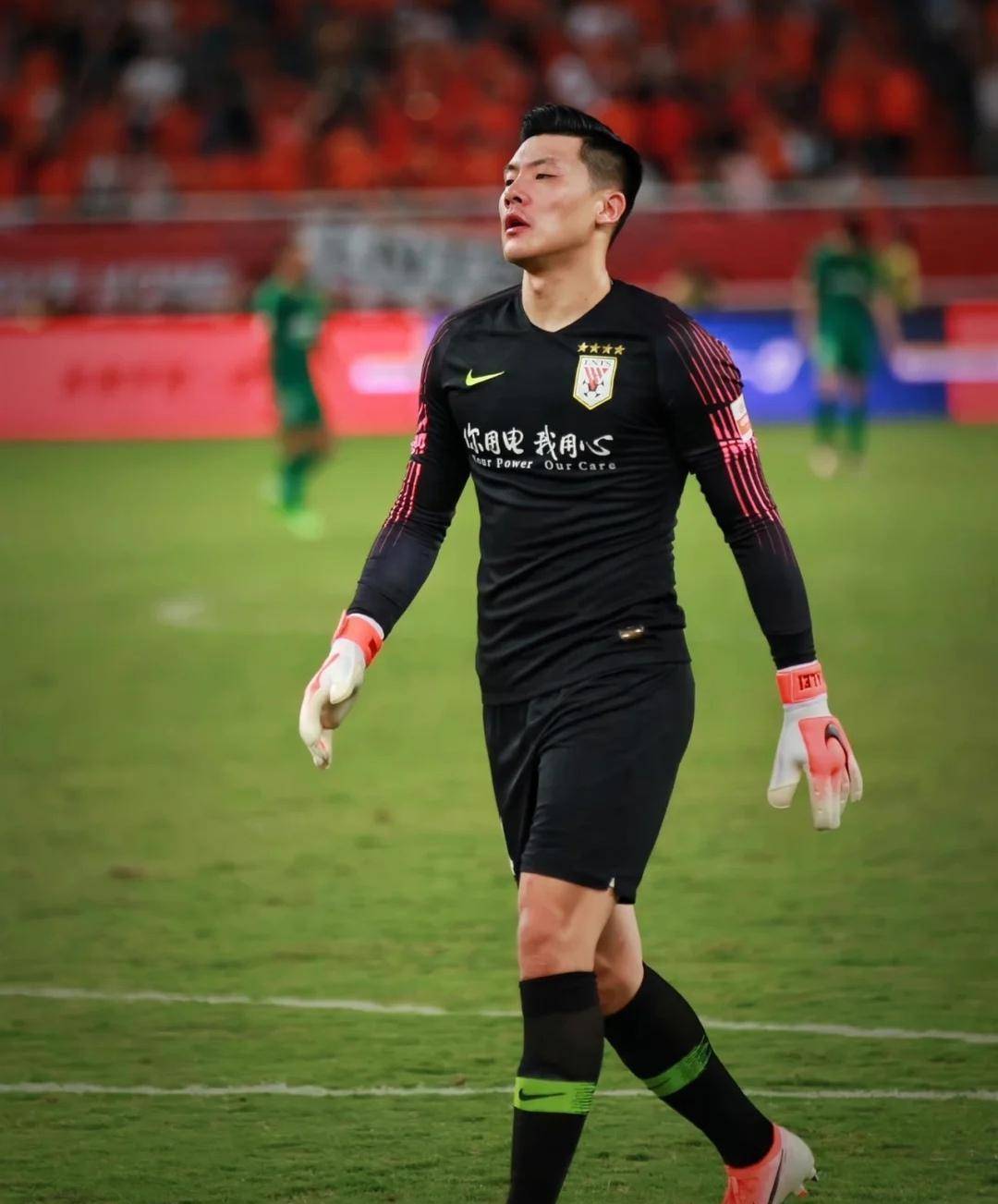 拼抢意识起落不定，球员自律不足