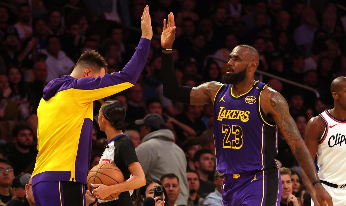 詹姆斯连续七场比赛得分超过刷新纪录，湖人冲击纪录！